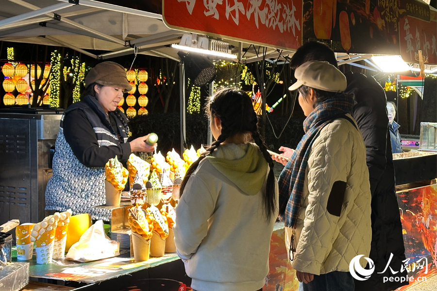 市民游客不仅能赏灯，还能现场品尝闽台特色美食。人民网记者 刘卿摄